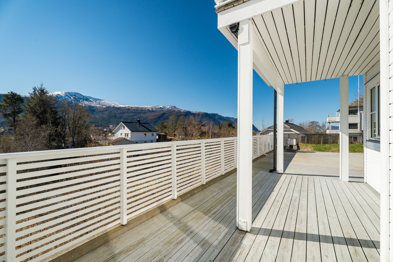 Stor og romslig terrasse med god plass til ønsket utemøblering. Galleribilde