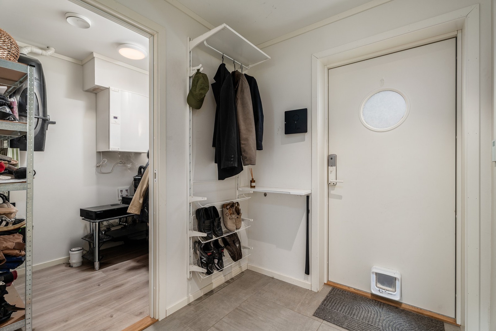 Romslig entré med tilhørende bod og gode lagringsmuligheter. Galleribilde