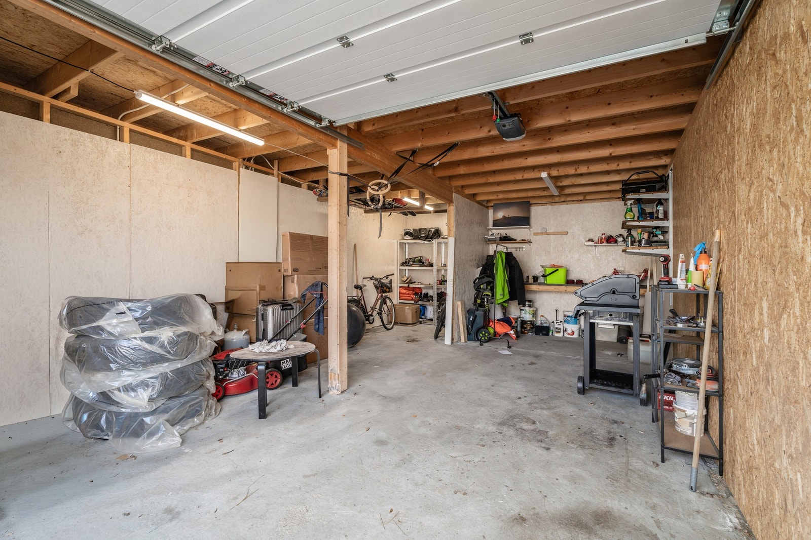 Garasjen har god størrelse, med plass til en bil og noe lagring. Galleribilde
