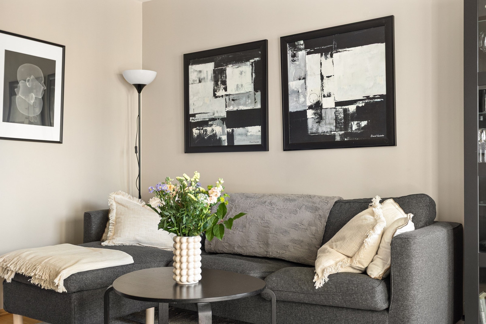 Stuen har 3-stavs parkett på gulvet og overflater holdt i duse og behagelige nyanser. Galleribilde