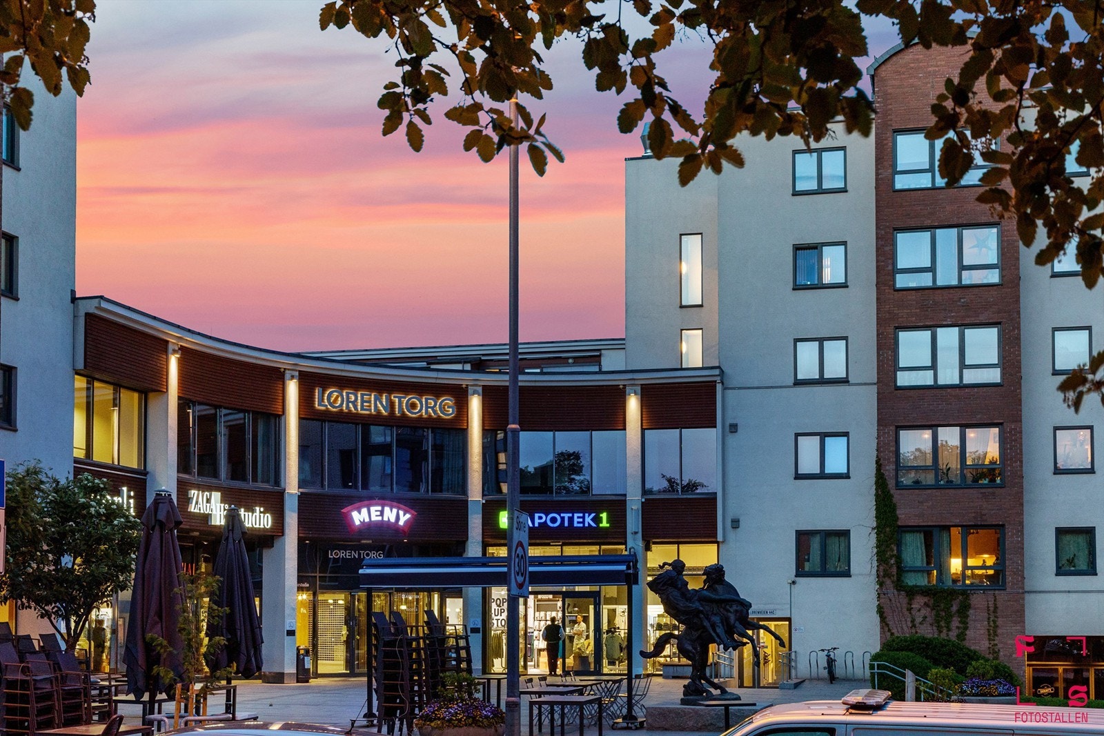 Dagliglivet er enkelt med Løren Torg og det historiske Vinslottet i nabolaget. Her finner du dagligvarebutikker som Meny, apotek og andre servicetilbud, alt innenfor noen få minutters gange. Galleribilde