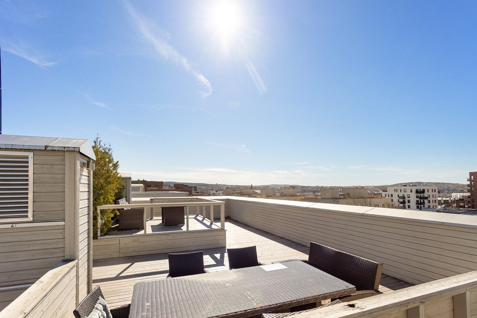 I tillegg til egen balkong, har sameiet en stor, felles takterrasse med flere sittegrupper og gode solforhold. Galleribilde
