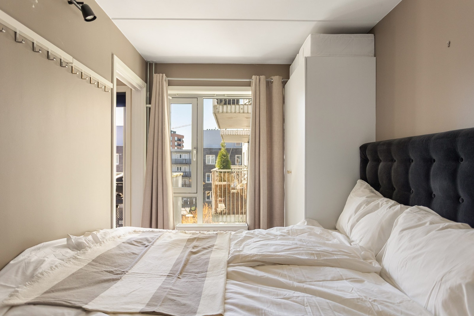 Vinduet på soverommet slipper inn godt med dagslys. Galleribilde