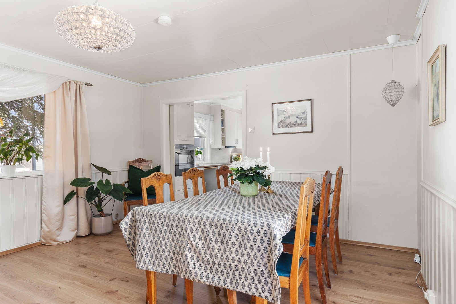 Rikelig med plass til spisebord. Galleribilde