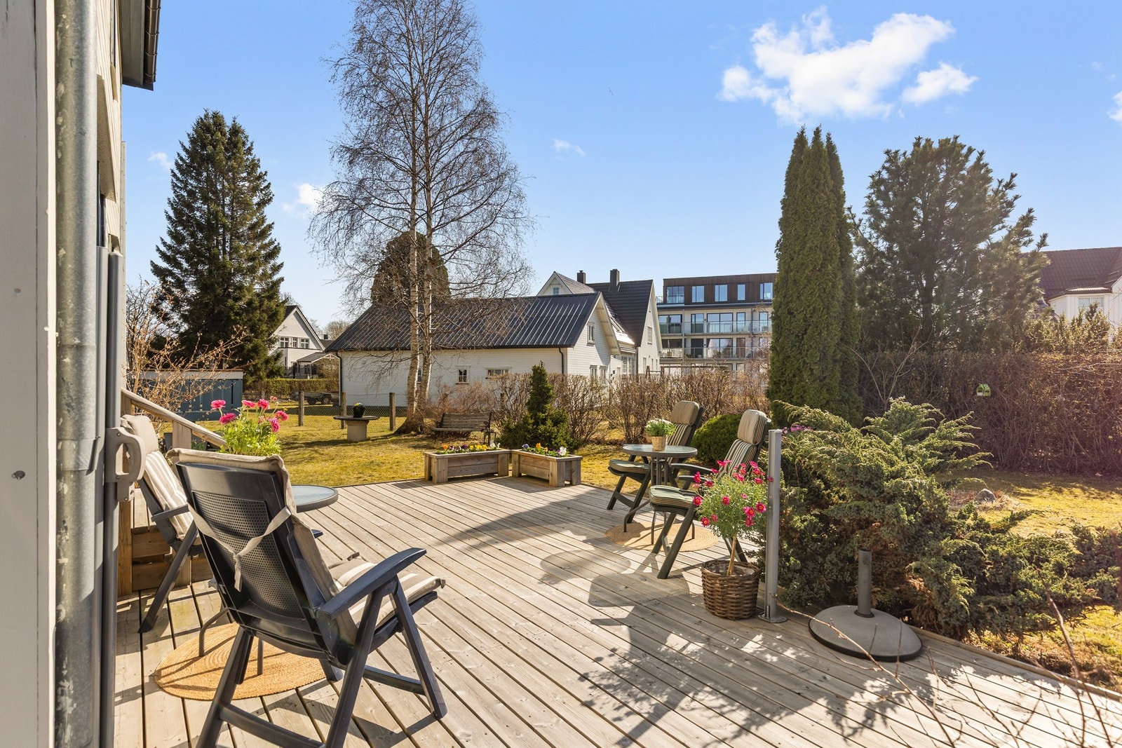 Innbydende uteområde med gode solforhold. Galleribilde
