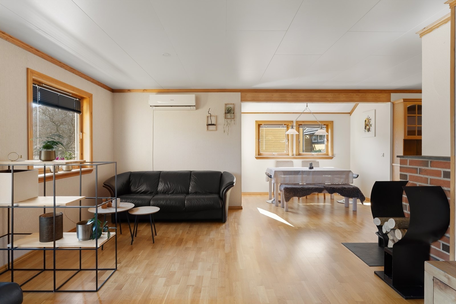 Her er det plass til flere sittegrupper, og stuen er utstyrt med vedovn. Galleribilde