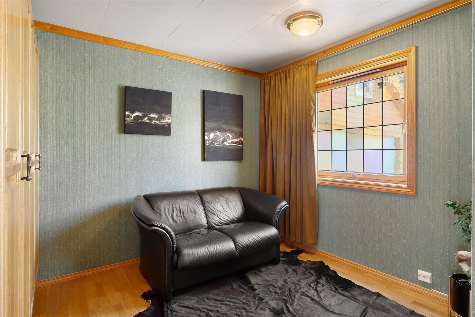 Romslig entré/gang med laminat på gulv og tapet på vegger. God plass til garderobeløsning og sittegruppe. Galleribilde