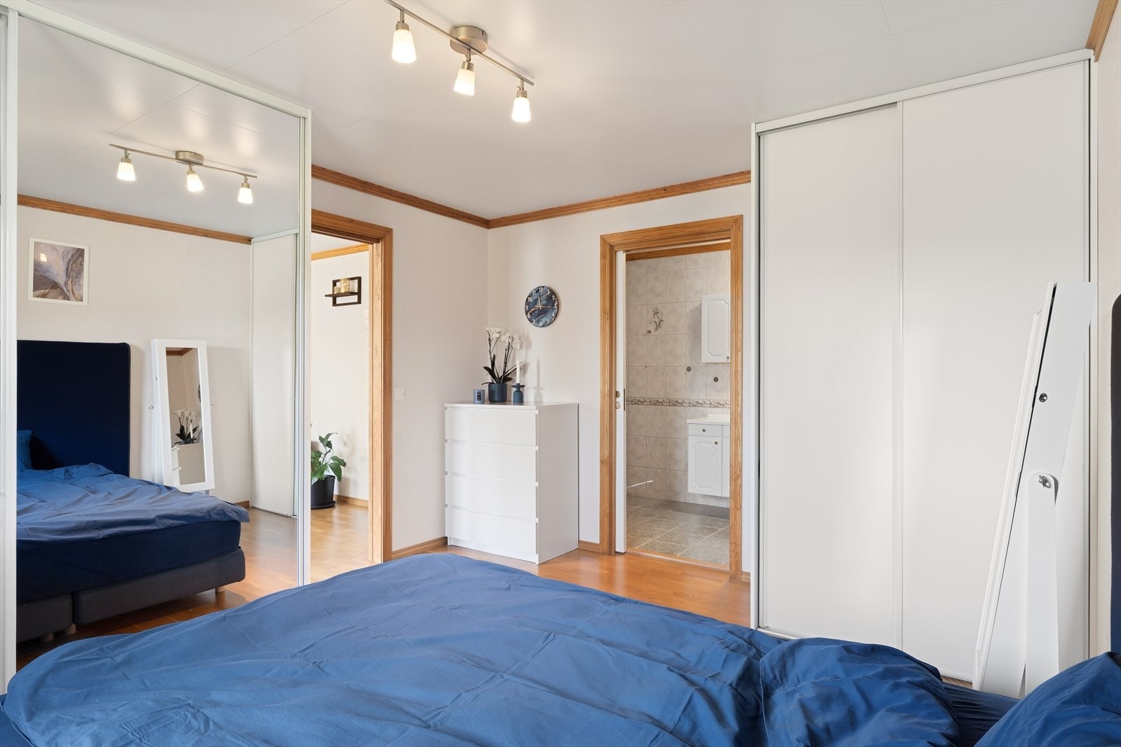 Boligens hovedsoverom med dør inn til badet. Galleribilde
