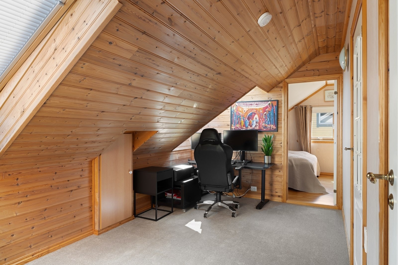 Loftsetasjen består av to gode soverom, ideelt for barn, ungdom eller hjemmekontor, samt et toalettrom. Denne etasjen er ikke byggemeldt. Galleribilde