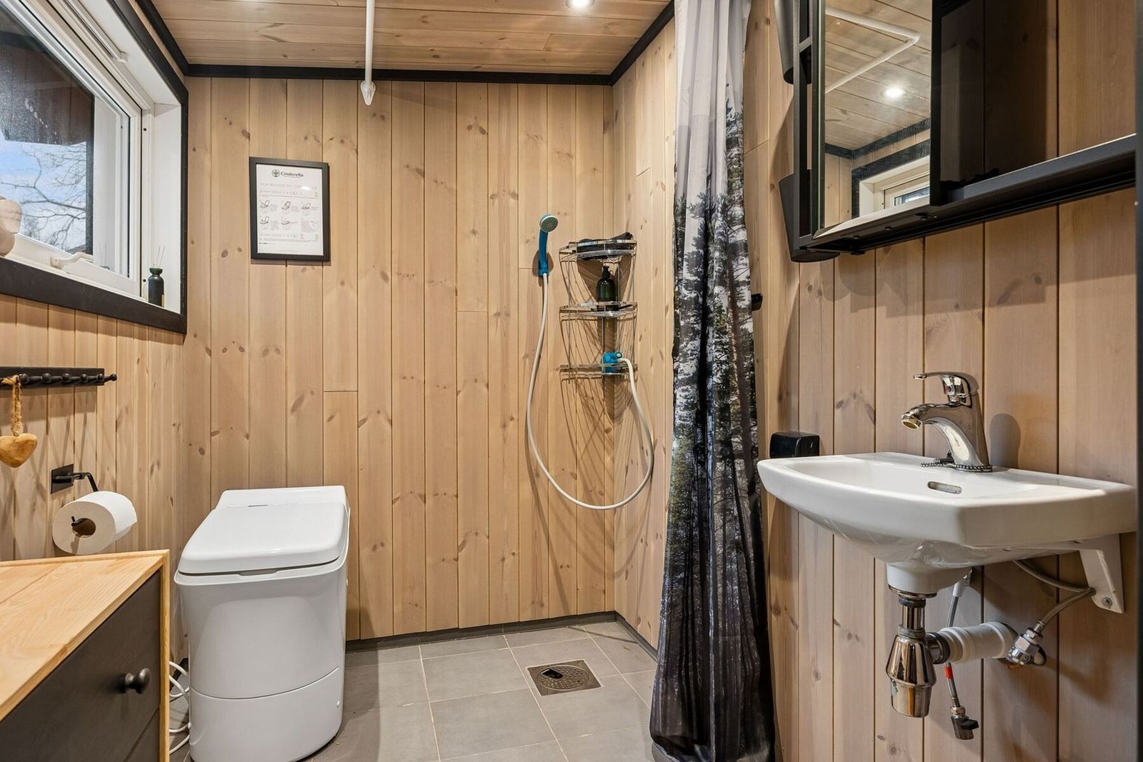 Hytta har et eget stellerom utstyrt med dusj, servant og forbrenningstoalett. Galleribilde