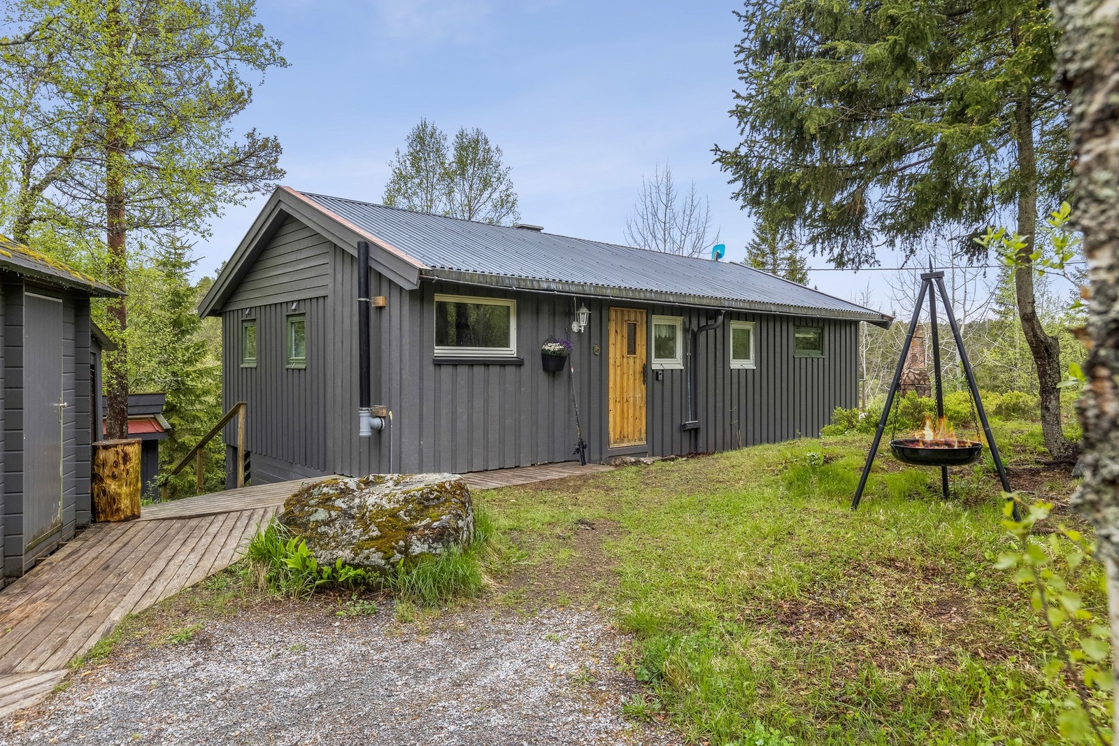 Her får du også en egen utvendig bod/anneks som gir rikelig med lagringsplass og fleksible bruksmuligheter, enten til oppbevaring eller som ekstra disponibelt rom. Galleribilde