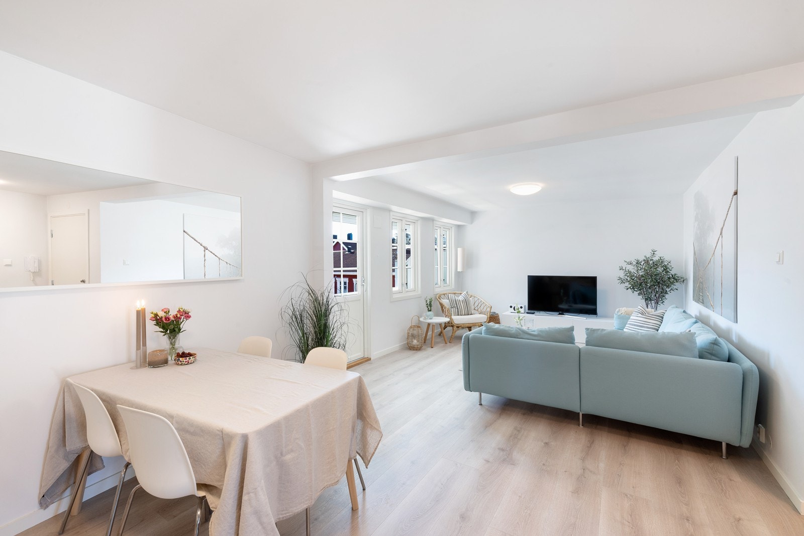 Stuen er lys og romslig med slette lyse overflater. Her er det alle muligheter for å sette sitt eget preg på leiligheten med relativt enkle grep. Galleribilde