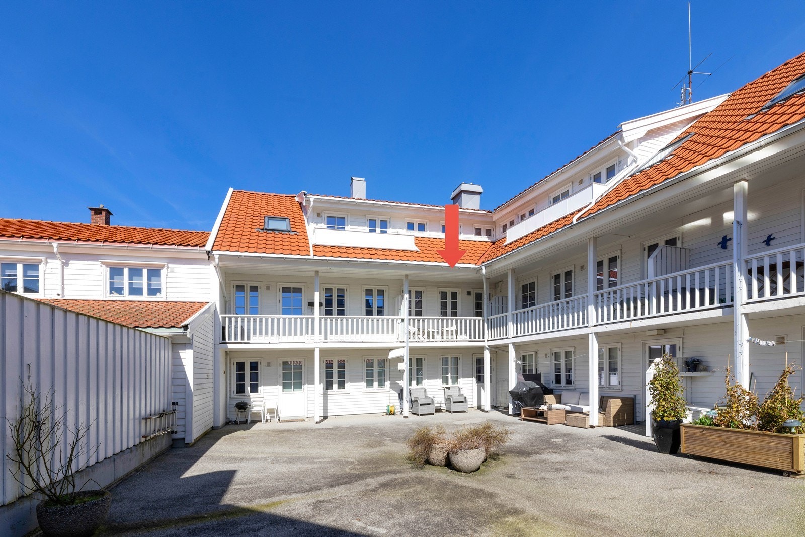 Balkongen er overbygget og vender mot sameiets rolige bakgård. Galleribilde