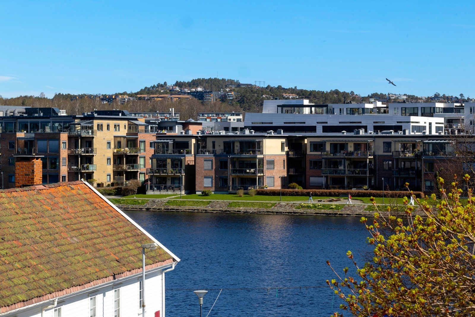 Fra boligens hovedsoverom har du flott utsikt over Otra. Galleribilde