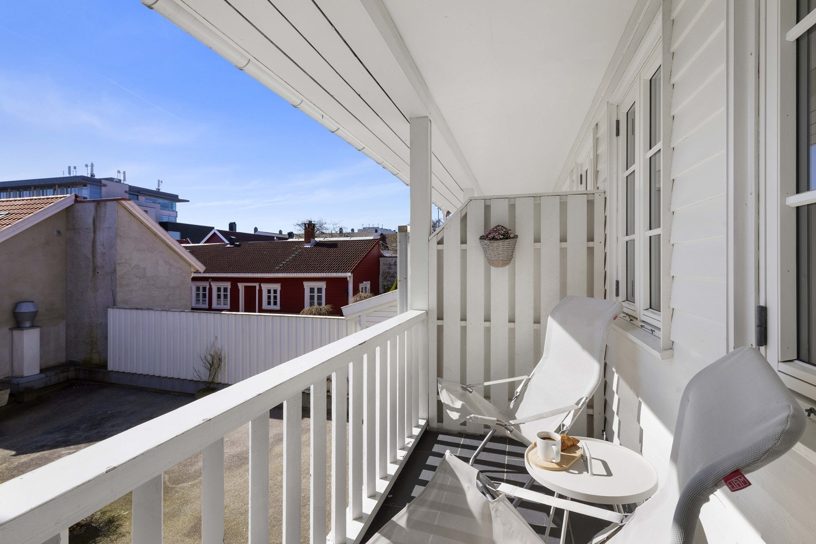 Her sitter du lunt og usjenert. Balkongen har fin formiddagssol. Galleribilde
