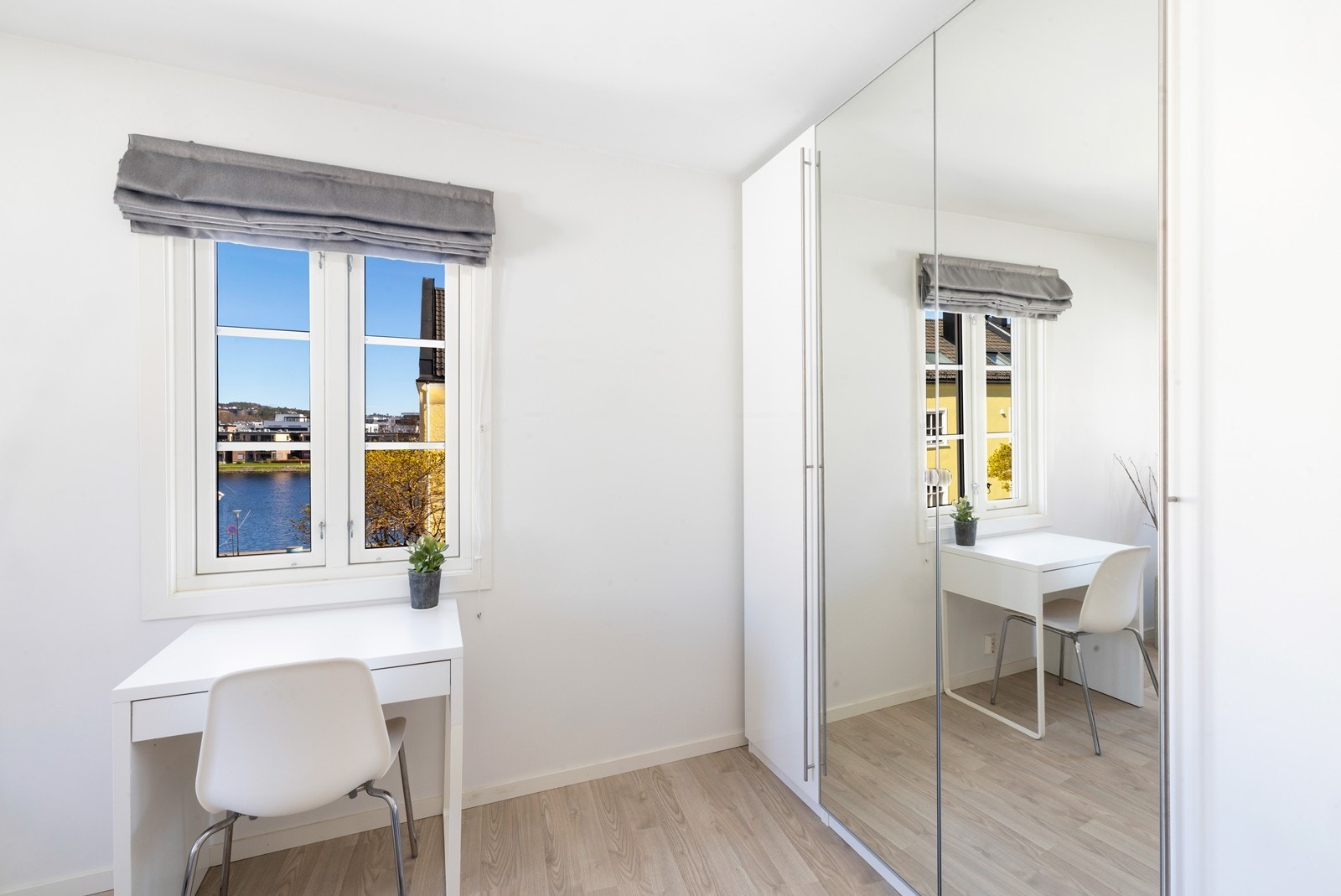 Det er montert en romslig garderobe på soverommet. Galleribilde