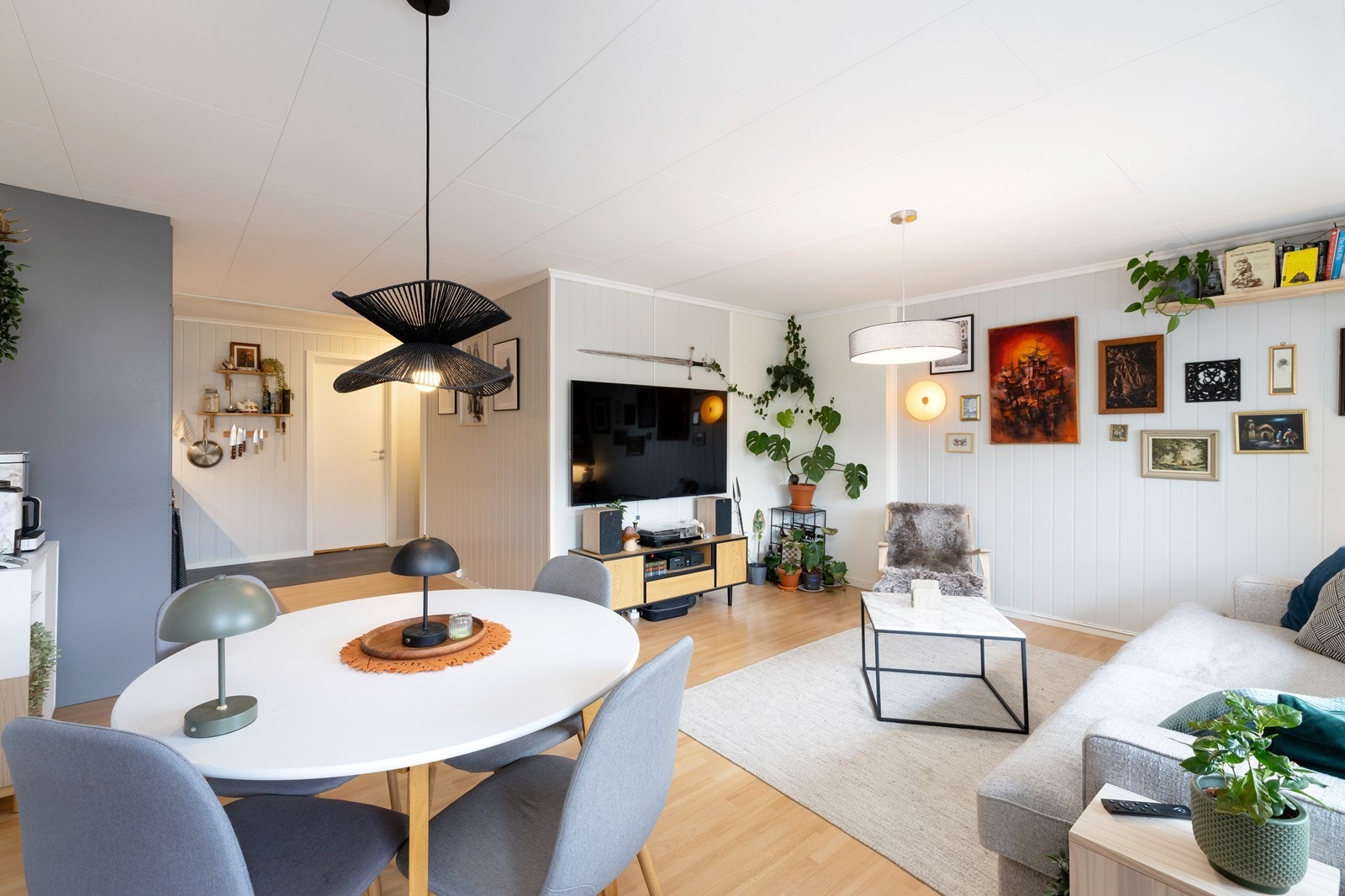 Stue med plass til sofagruppe og spisebord Galleribilde