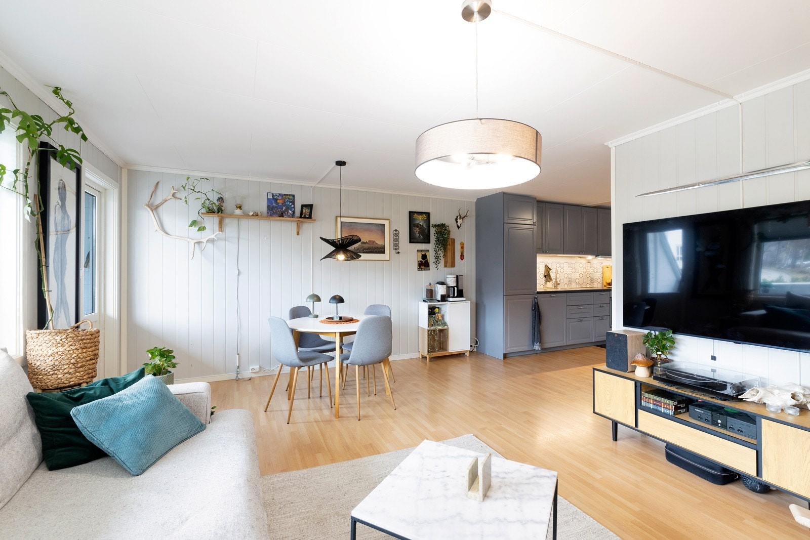 Lys og romslig stue Galleribilde