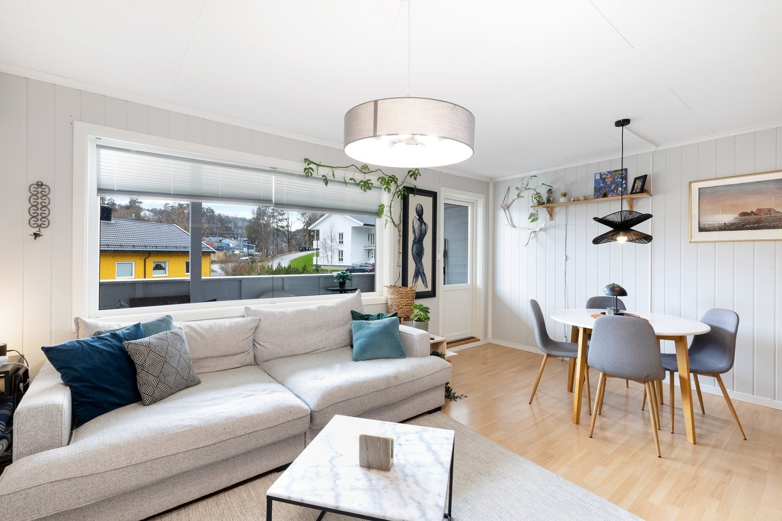 Fra stue er det utgang til solrik balkong Galleribilde