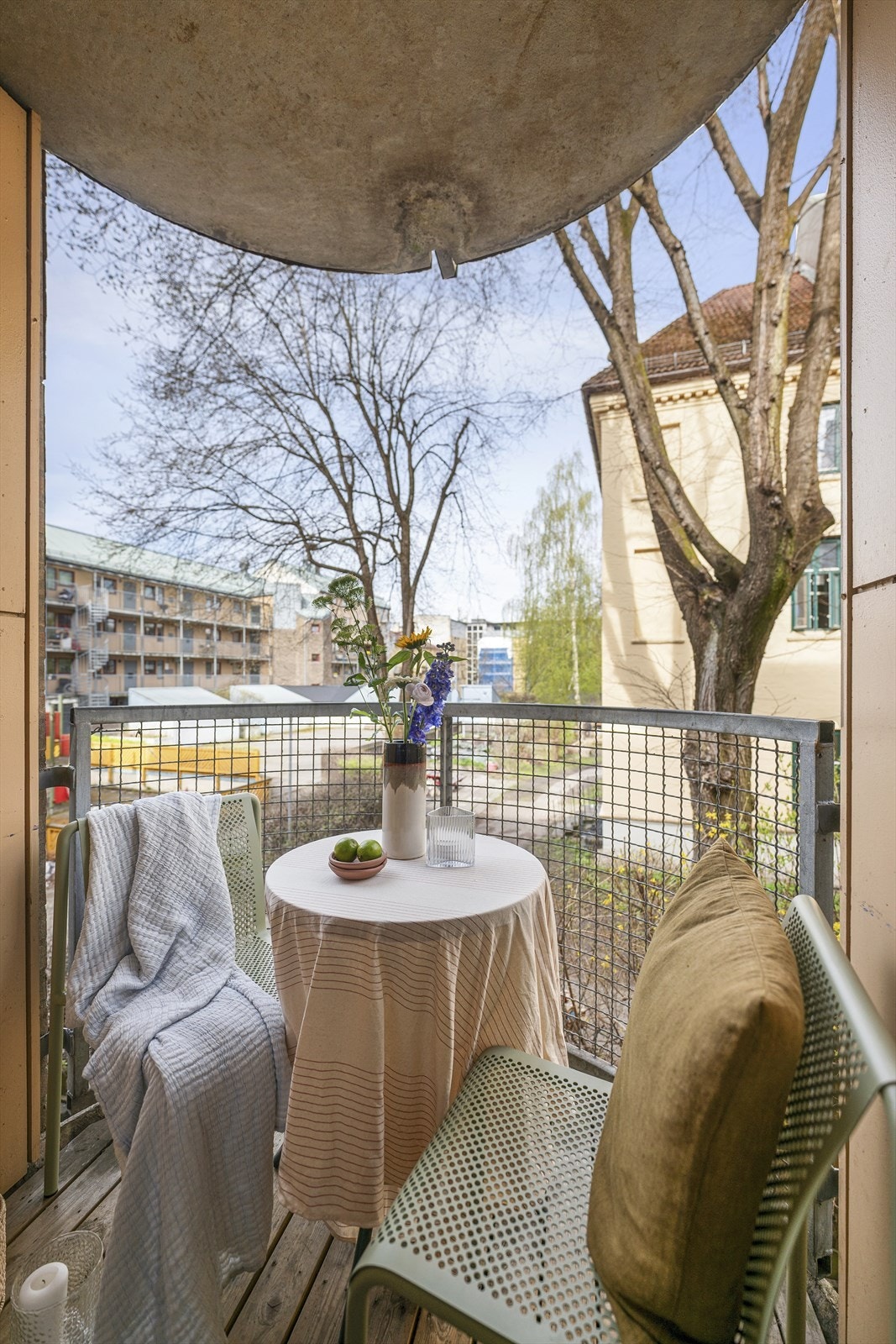 Balkongen vender mot skjermet bakgård, som om sommeren er frodig og grønn. Galleribilde