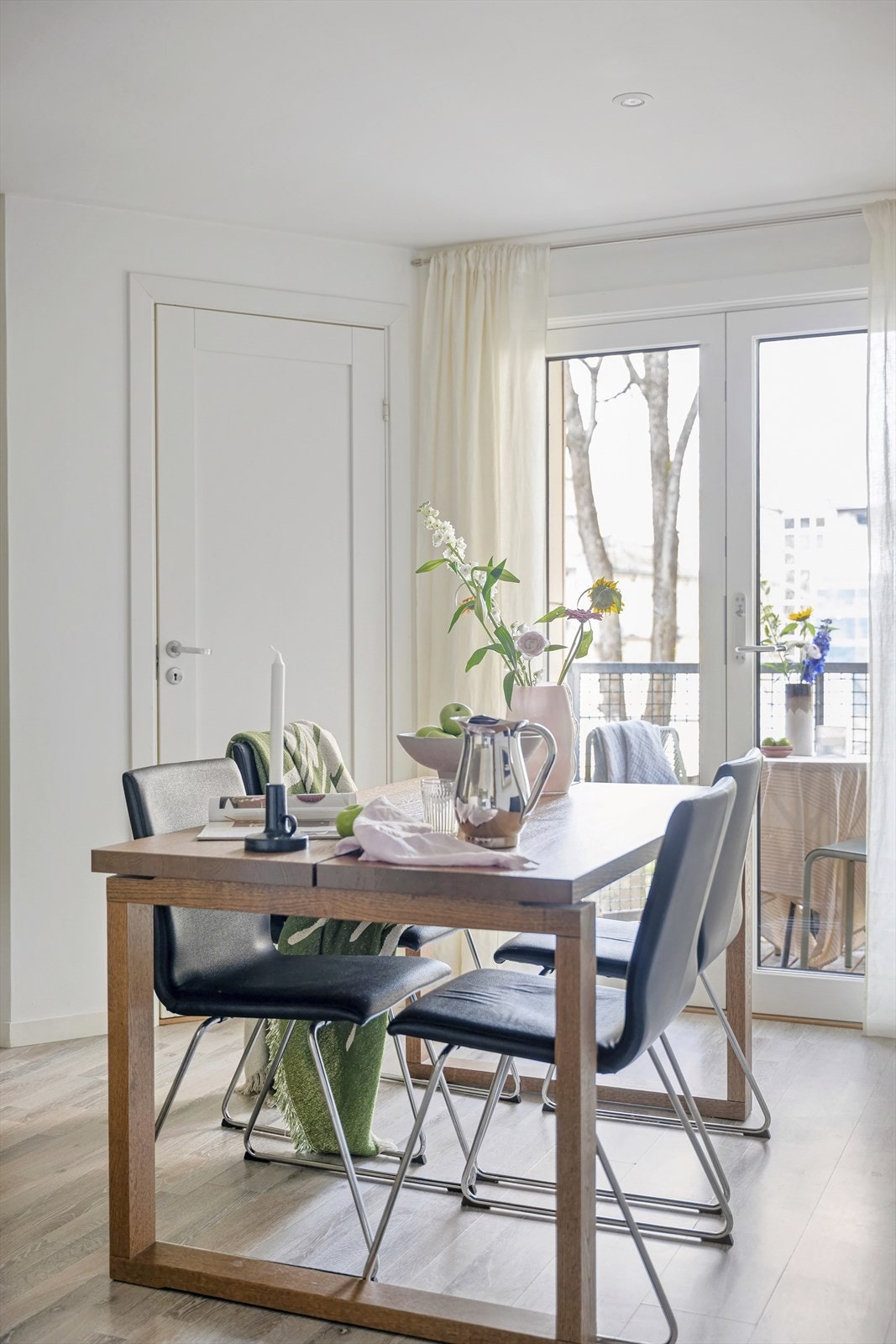 I stuen er det god plass til spisebord. Galleribilde