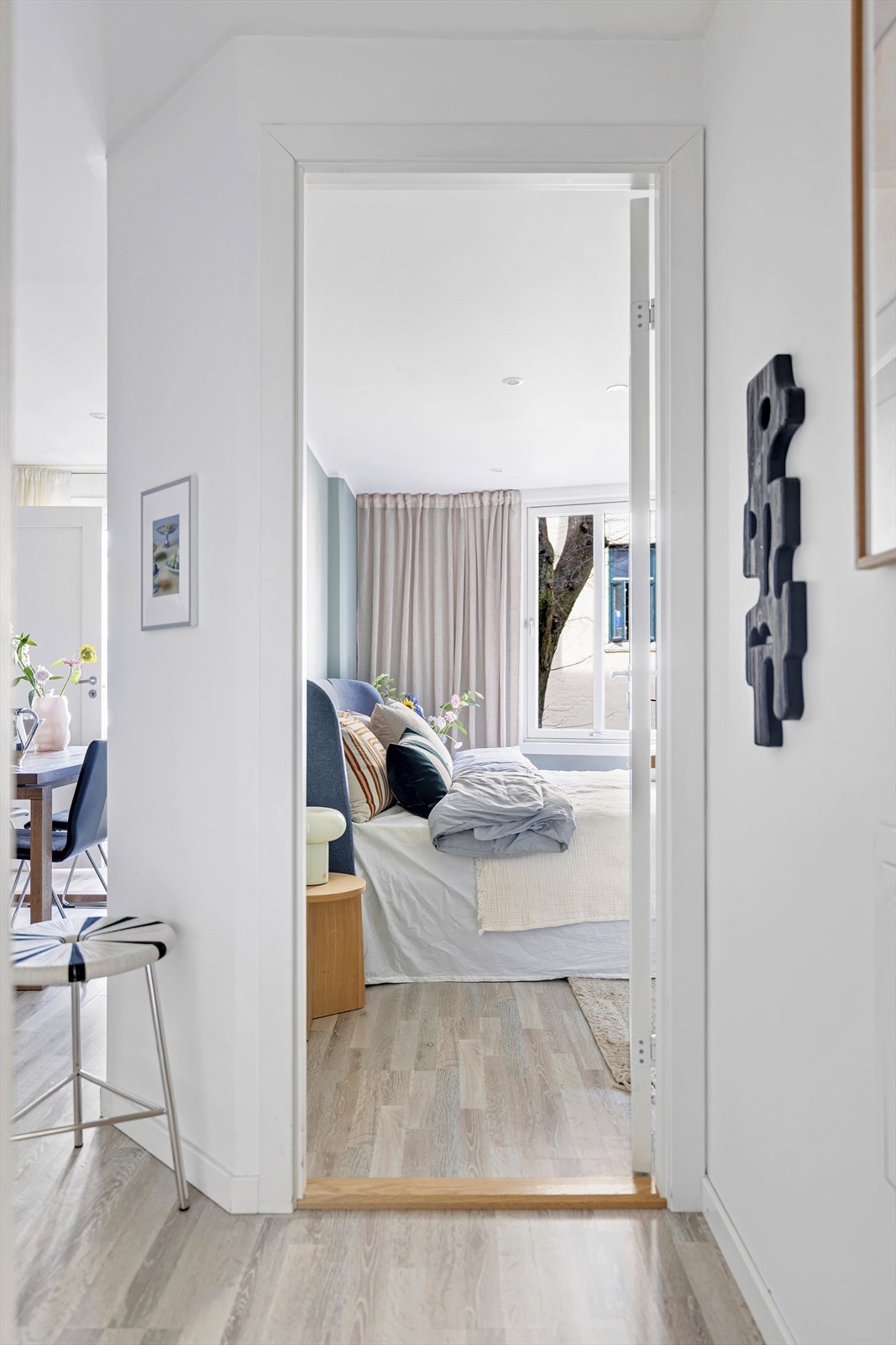 Videre er det adgang til hovedsoverommet fra stuen. Galleribilde