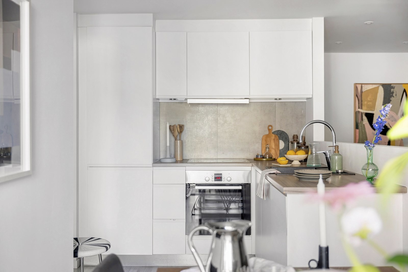 Kjøkkenet har praktisk laminat benkeplate med nedfelt komposittkum. Det er også fullt utstyrt med integrerte hvitevarer bestående av platetopp, stekeovn, oppvaskmaskin og kjøle-/fryseskap, Galleribilde