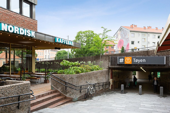 T-bane med alle linjer og bysykkelstativ, samt 20-bussen i umiddelbar nærhet av boligen Galleribilde