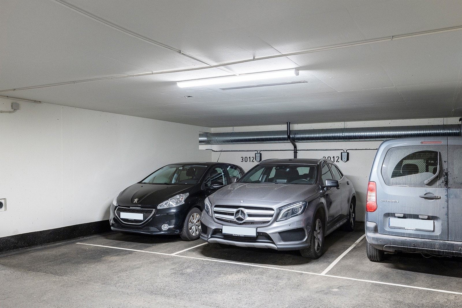Garasjeplass med lader Galleribilde