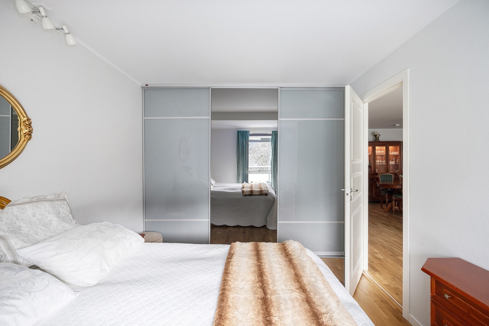 Stilrent hovedsoverom med god plass til seng og garderobe. Galleribilde