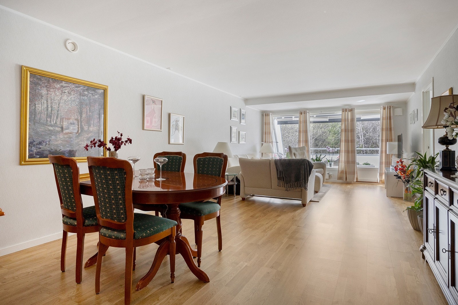 Lys og åpen stue med god plass til både salong og spisegruppe. Galleribilde