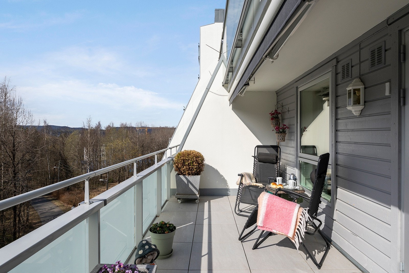 Lys og gjennomgående 4-roms leilighet Galleribilde