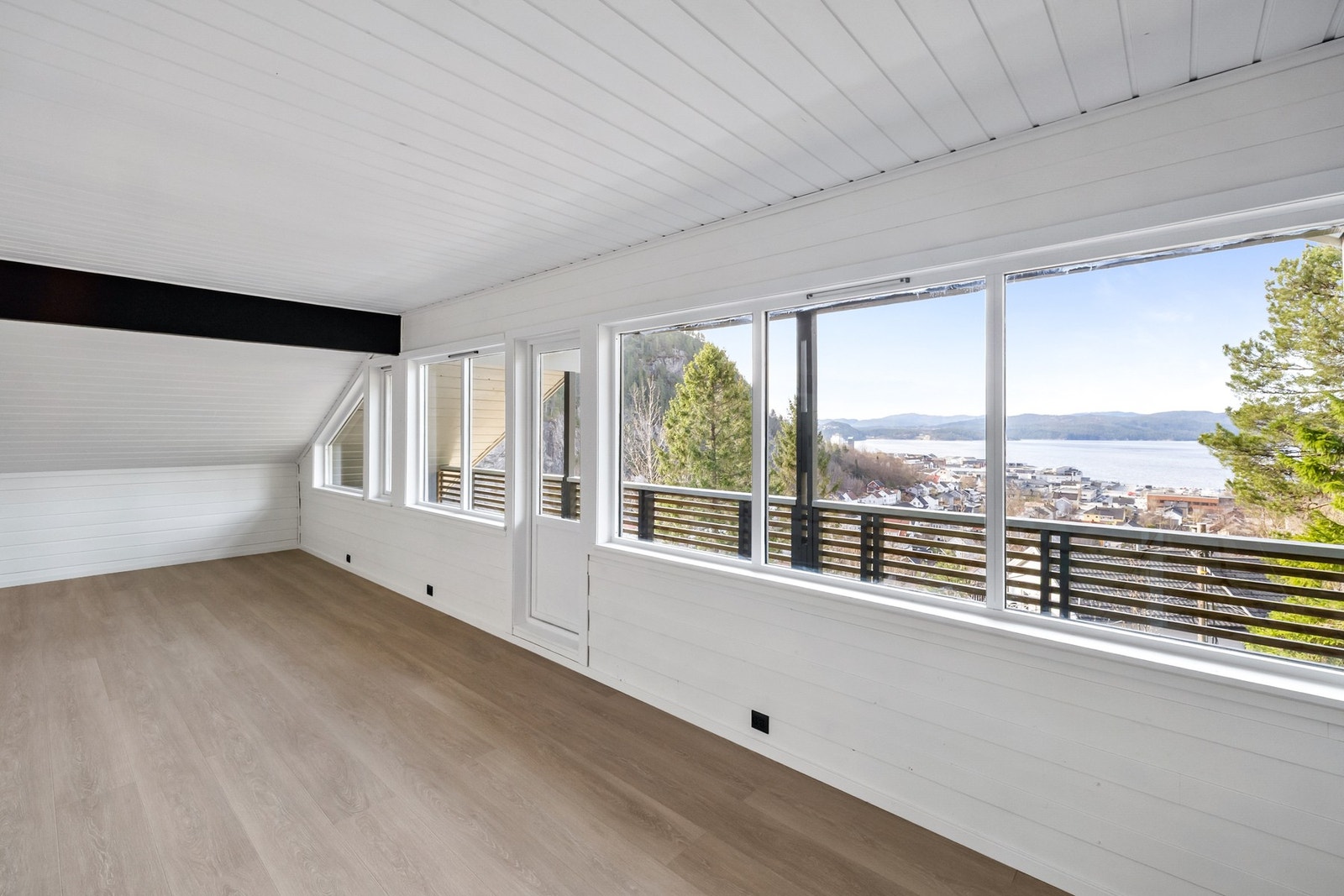 Lys og fin stue med vakkert skue mot fjorden Galleribilde