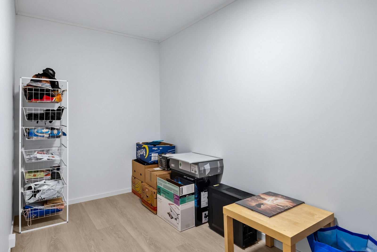 Det er to boder på hovedplanet og tre boder i kjelleren Galleribilde