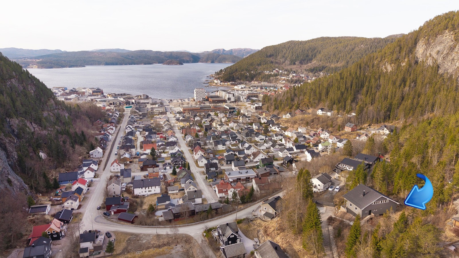 Høy og fin beliggenhet med flott utsikt mot Vika og indre del av Namsenfjorden Galleribilde