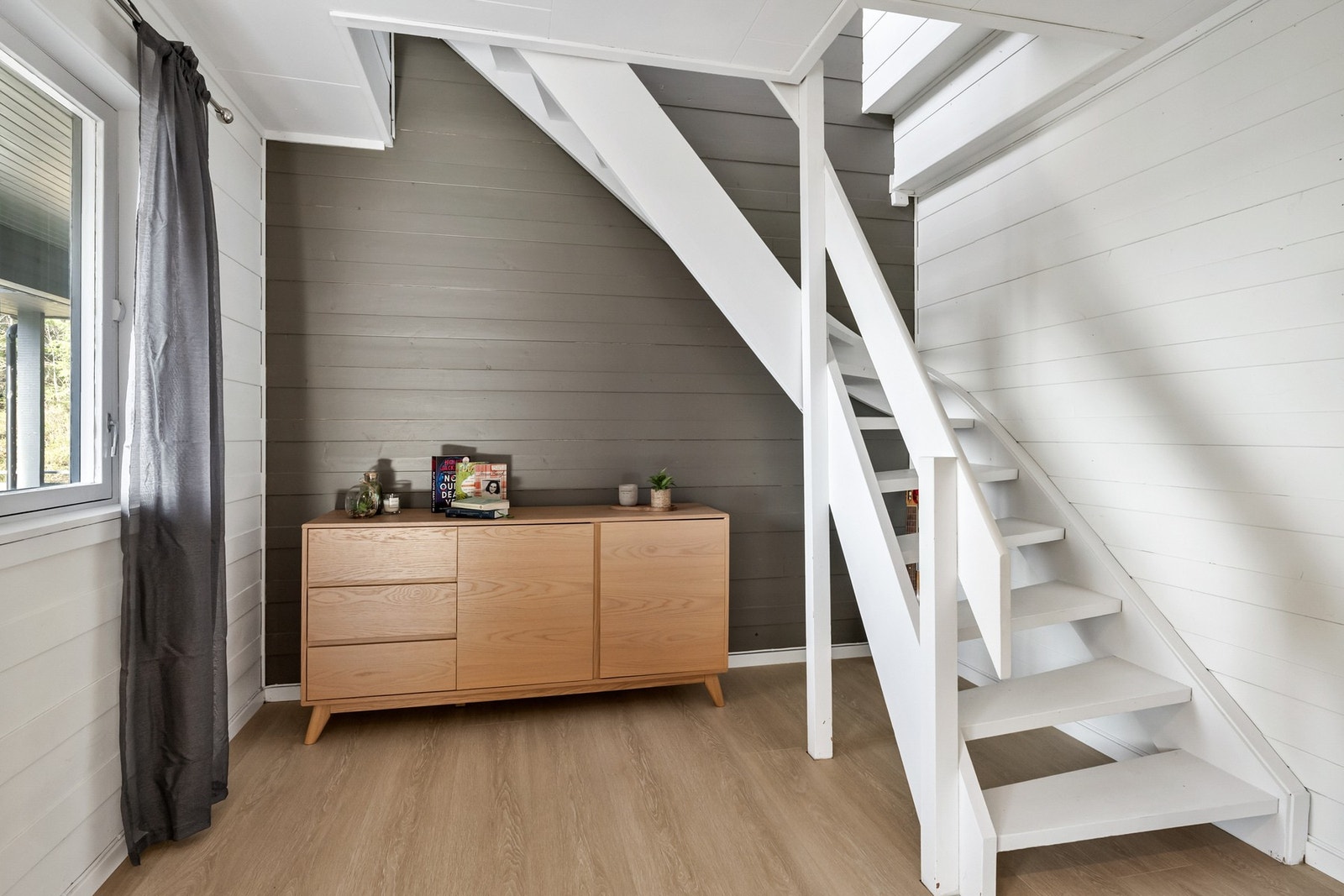 Trappen leder opp til boligens loftetasje Galleribilde