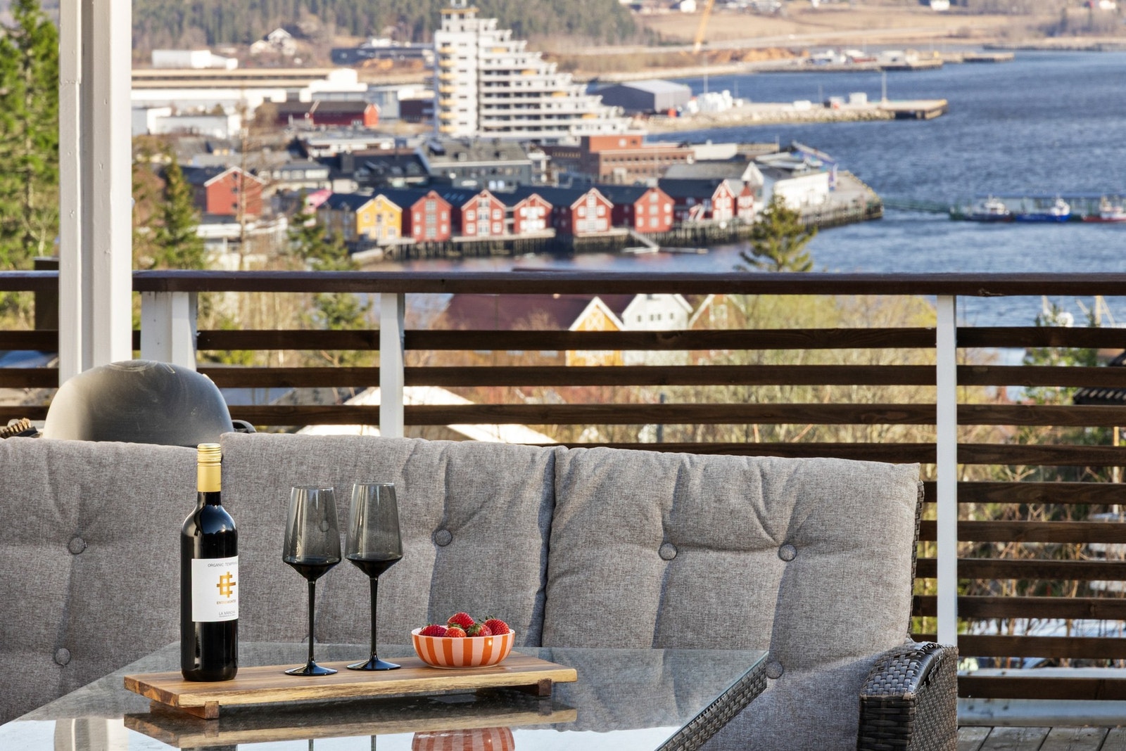 Sydvendt tomt med flott utsikt mot deler av fjorden og byens vestside Galleribilde