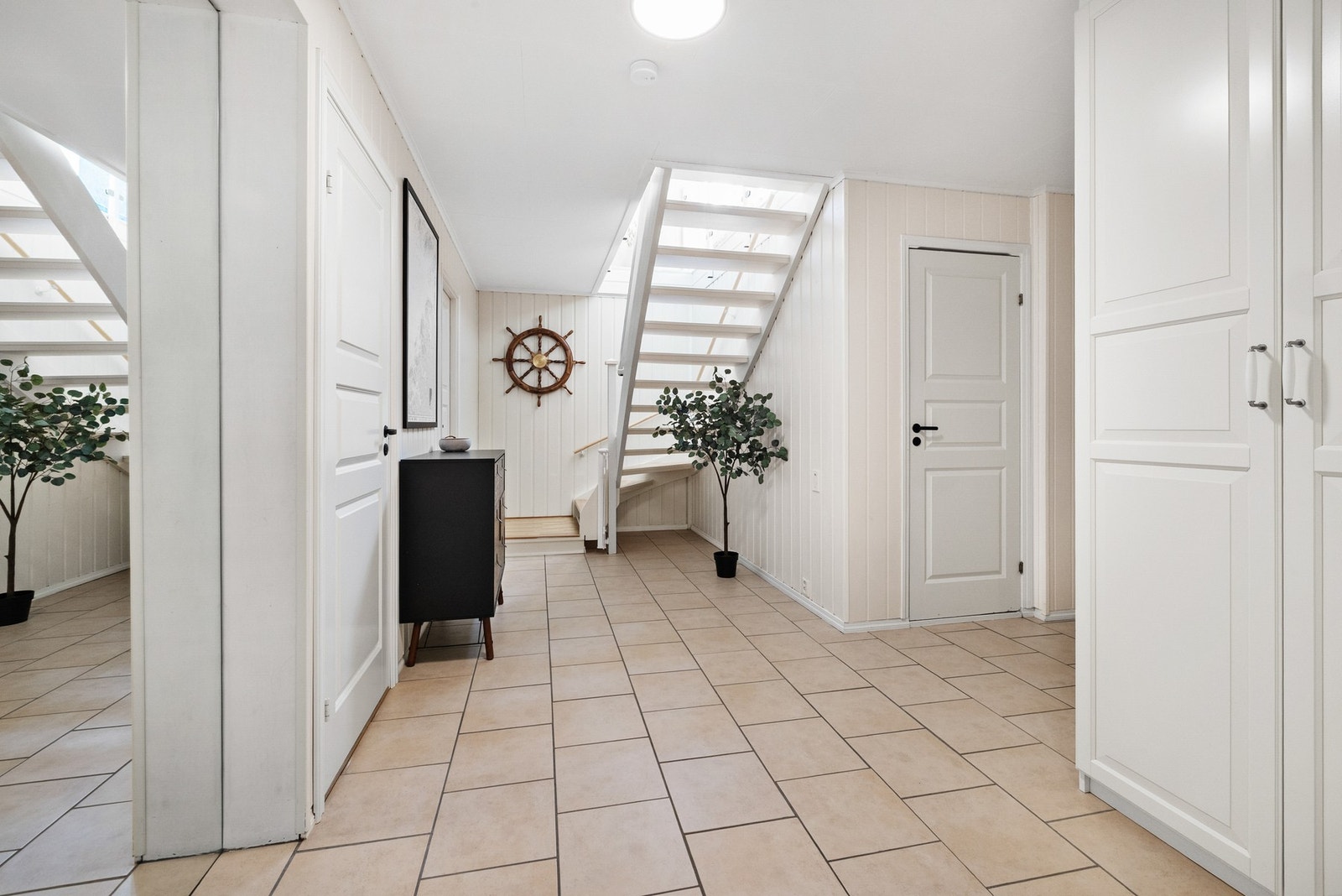 Romslig hall/entré i underetasjen Galleribilde