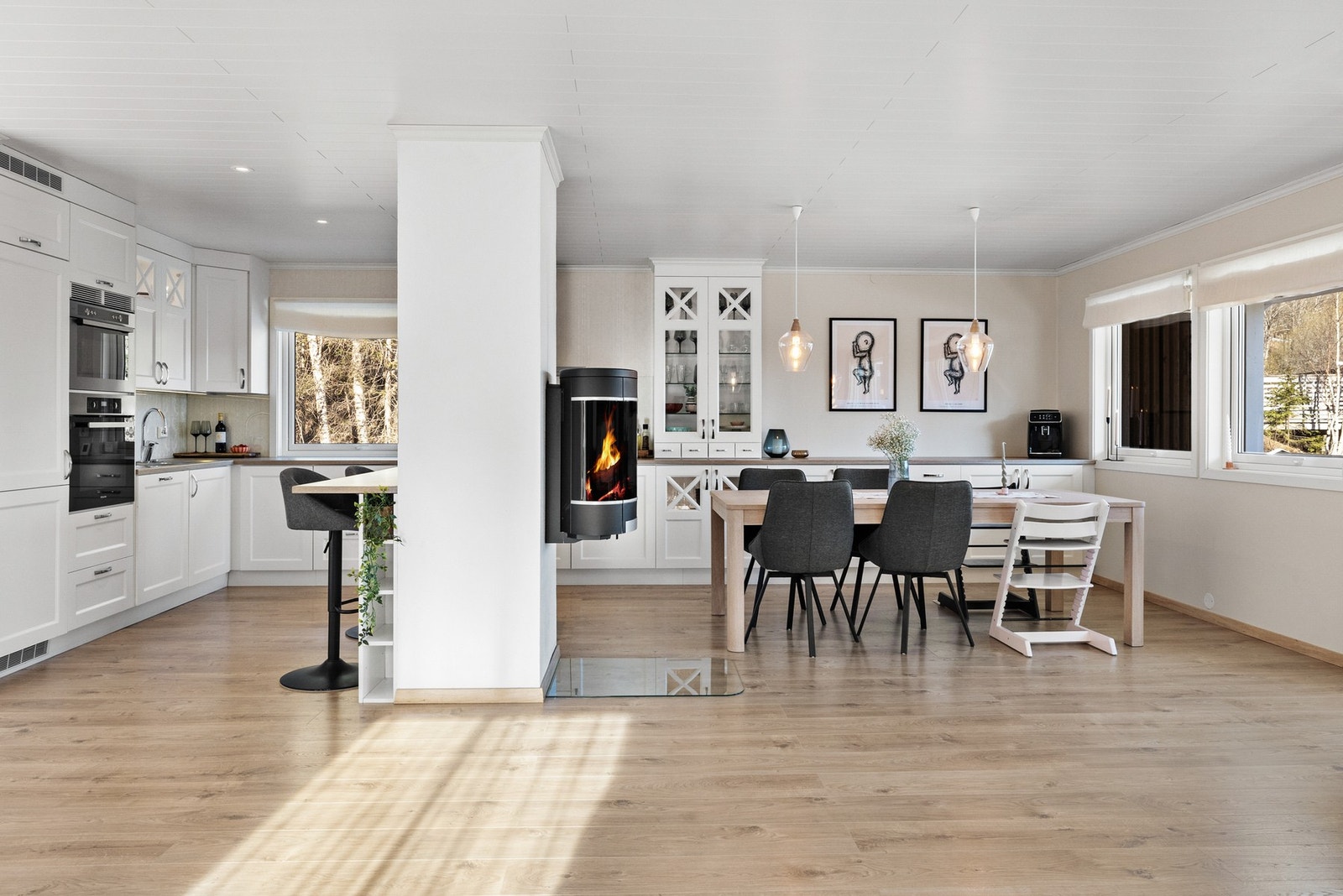 Kjøkkenet er husets hjerte, med en sentral og sosial plassering i boligen! Galleribilde