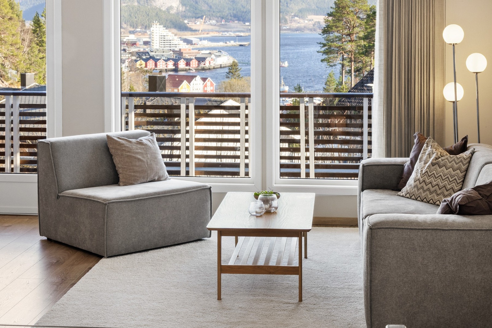 Vakkert skue mot fjorden og havneområdet Galleribilde