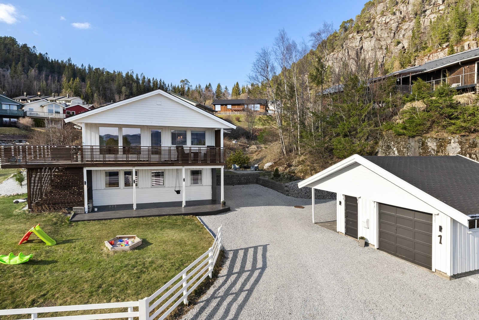 Det er nylig montert nytt rekkverk på terrasse, og store deler av boligen er malt Galleribilde