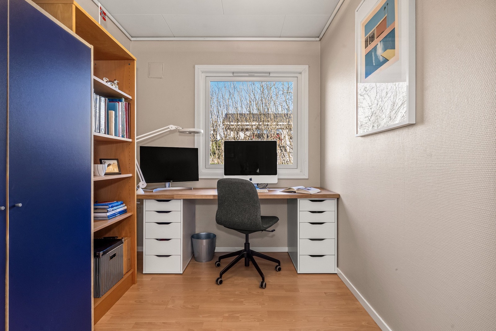 Dette rommet benyttes i dag som et praktisk og lyst hjemmekontor, men er opprinnelig et soverom. Galleribilde