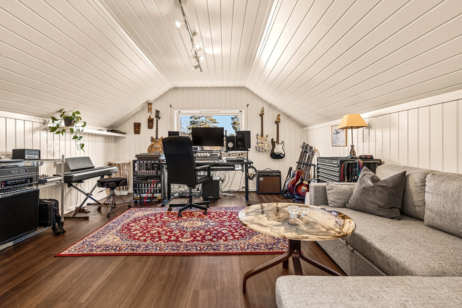 Det ene soverommet er svært romslig og benyttes i dag som stue/musikkstudio. Galleribilde