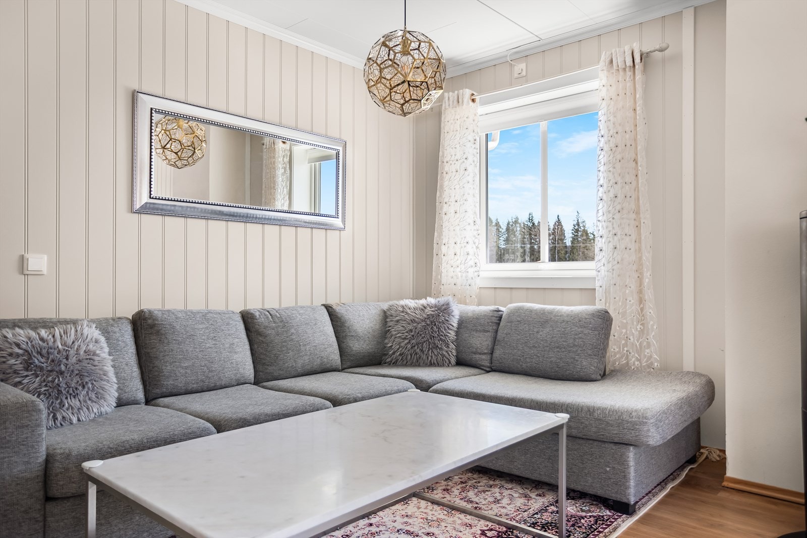 Vinduer med 2-lags isolerglass fra byggeåret bidrar til god isolasjon. Galleribilde