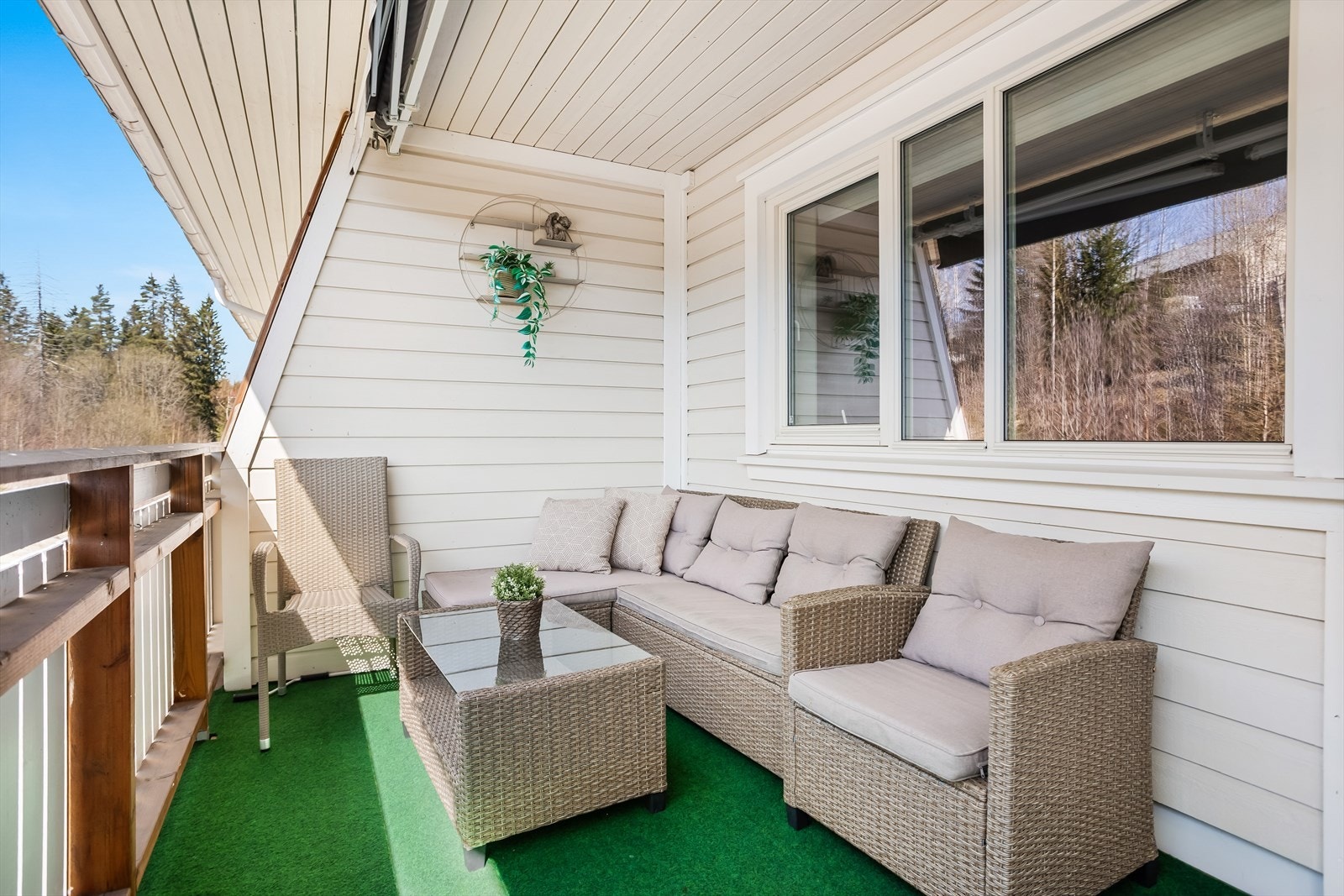 Fra stuen er det utgang til en sørvestvendt altan på 7,8 m². Her er det god plass til en sittegruppe og en markise for solskjerming. Galleribilde