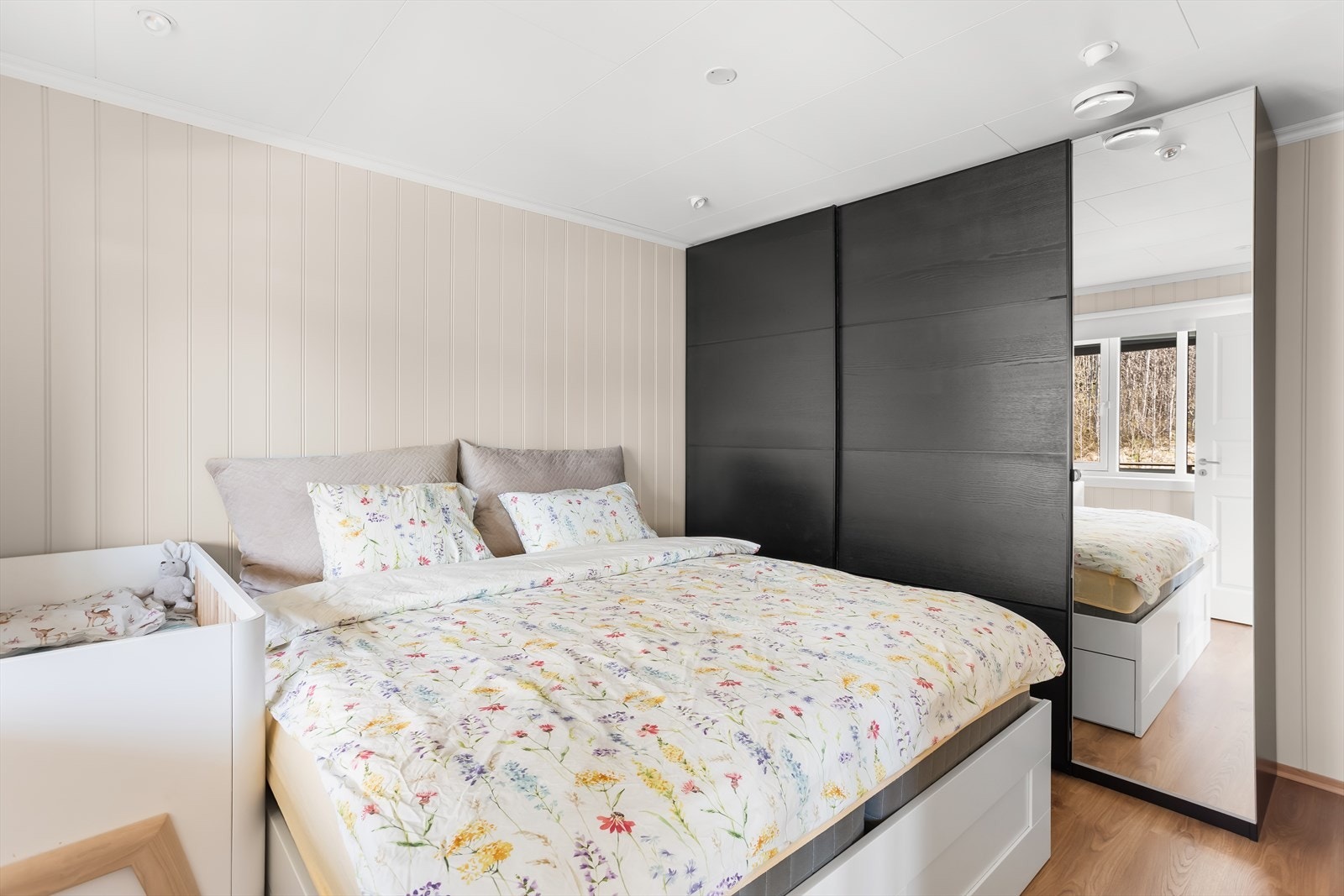 Rommet er innredet med en stor skyvedørsgarderobe som gir rikelig med oppbevaringsplass. Galleribilde