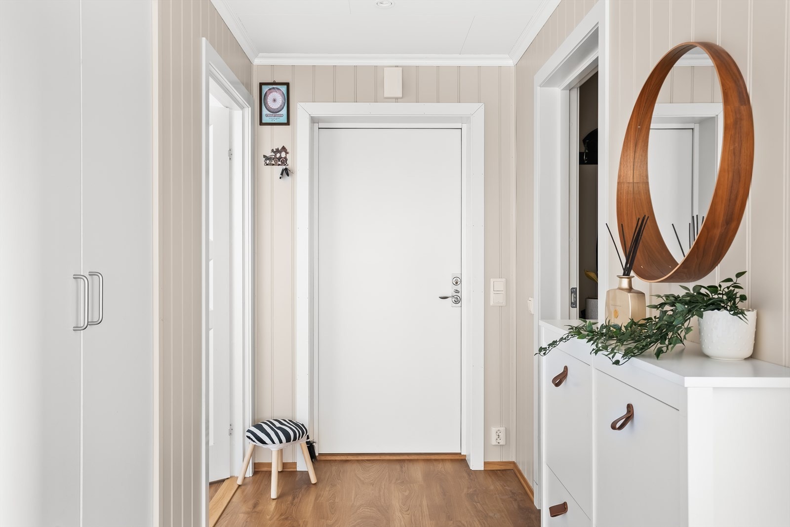 Entréen ønsker velkommen med parkett på gulvet og panelplater på veggene. Her er det plass til garderobeløsninger. Galleribilde