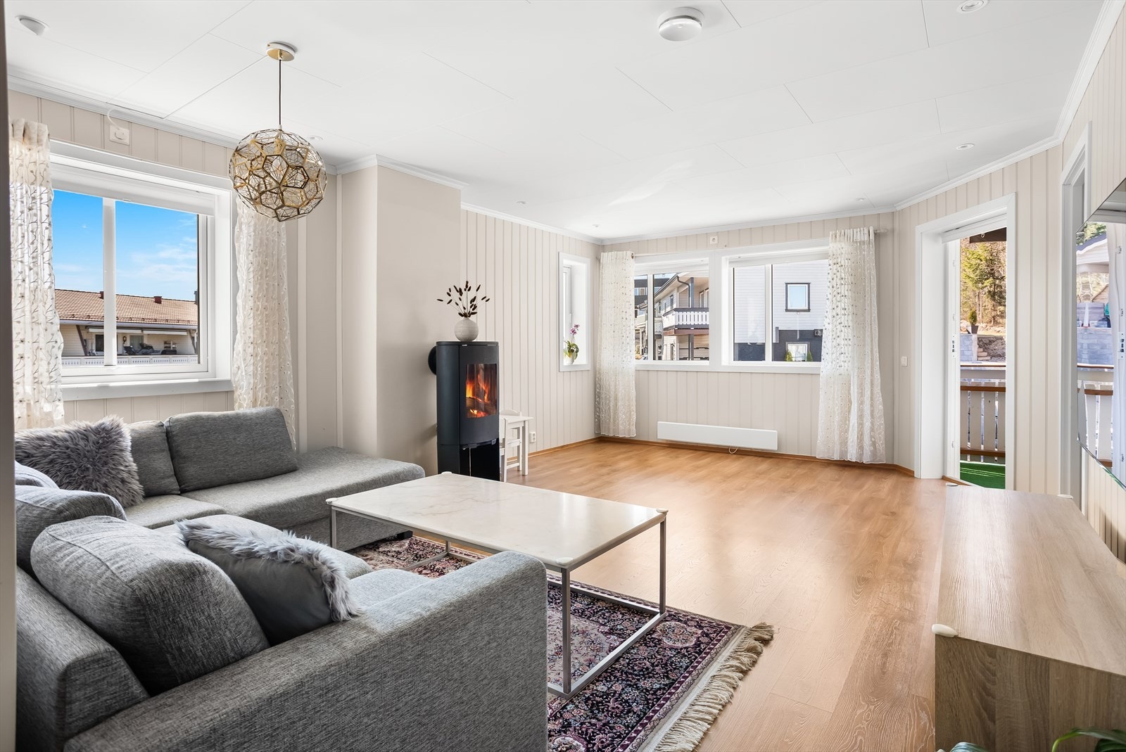 Velkommen til Hjeramoen 48A! En moderne og arealeffektiv leilighet fra 2016. Stuen er boligens samlingspunkt med ildsted for ekstra varme og hygge. Galleribilde