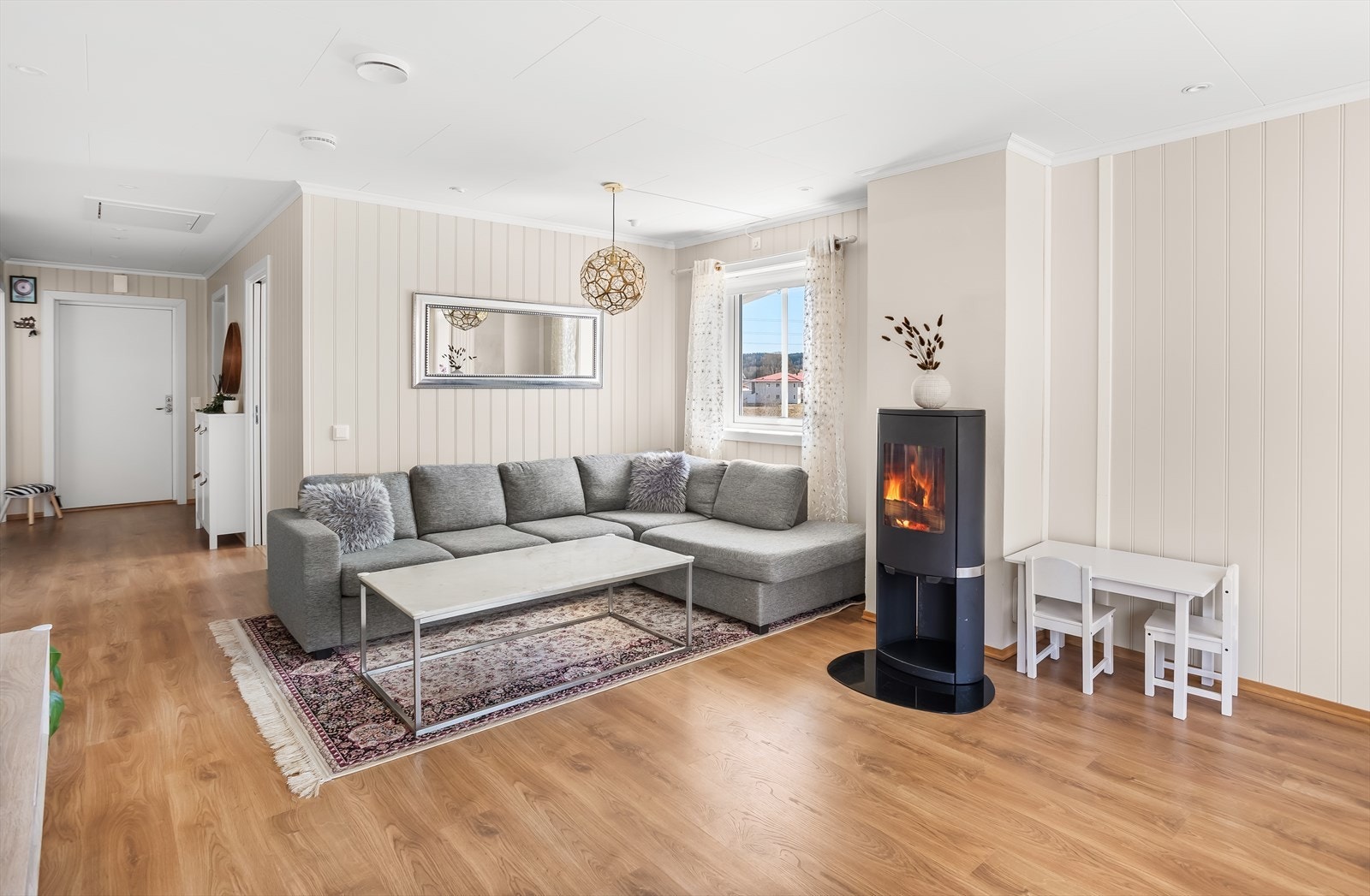 Hele boligen er utstyrt med et balansert ventilasjonsanlegg som sikrer et sunt og godt inneklima året rundt. Galleribilde