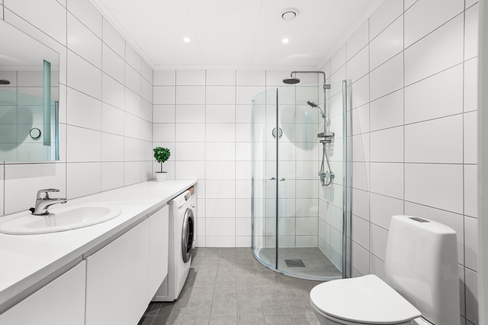 Badet er helfliset og utstyrt med elektriske varmekabler i gulvet for økt komfort. Her er det også opplegg for vaskemaskin. Galleribilde